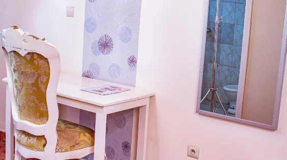 Coin bureau et salle d'eau — Hôtel Cergy Pontoise, Bafoussam